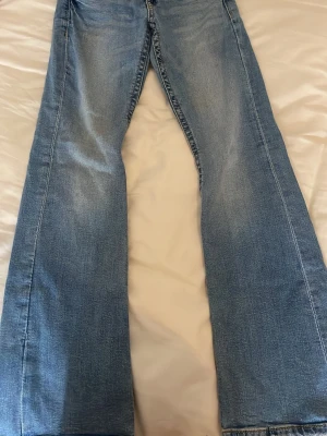 Ljusblå bootcut jeans i storlek 152 från Gina tricot - Säljer ett par ljusblå bootcut jeans. Jeansen har normal passform. Säljer då det börjar bli för små. Orginalpris är 349kr🥰
