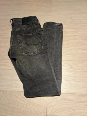  Jack & Jones - Säljer ett par grå slim gleen jeans från Jack & Jones i storlek 28/30. Knappt använt dom hör av vid minsta lilla 