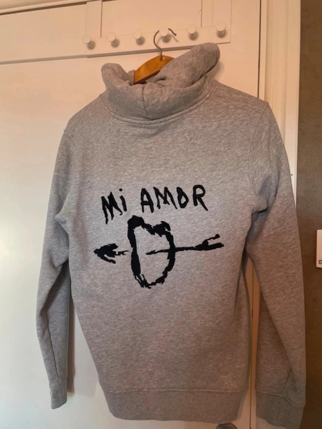 Grå hoodie med mi amor tryck på ryggen