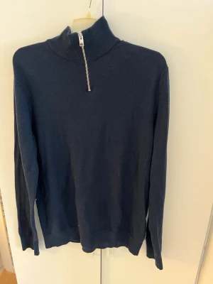 Mörkblå stickad tröja med half zip - Säljer en mörkblå stickad tröja med half zip från Jack&Jones. Knappt använd. Storlek M.