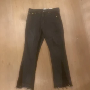 Svarta jeans från Gallery Dept. - Snygga svrta jeans från Gallery Dept. Dem är helt nya nästan och är mellan xs och s skulle jag säga                TVEKA INTE OM NI HAR FRÅGOR✅