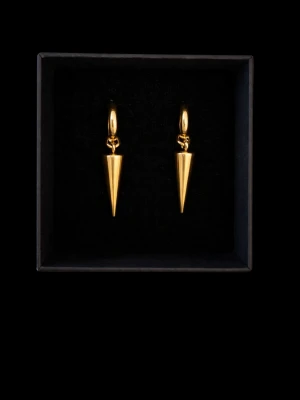 Guld örhängen  - GRATIS GÅVA MED VARJE ORDER! Stilren guldfärgad ring i modern design, perfekt som vardagssmycke eller att klä upp en outfit. Tillverkad i slitstark mässing-stål som ej rostar och är bekväm att bära hela dagen. Gratis gåva på köpet, snabb leverans, jag svarar alltid snabbt och skickar direkt. Perfekt present till dig själv eller någon du tycker om 💖 ✨💎📦💬