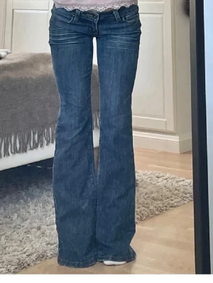 Blå bootcut jeans låg midja - Säljer dessa super snygga mörkblåa jeansen som tyvärr inte kommer till användning längre! Midjemåttet är 37cm tvärs över, och innerbenslängden är 82, och passar mig som ät 168cm. Obs inte mina bilder!❤️