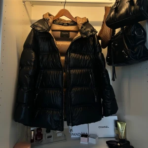 Skit snygg vinterjacka - Super snygg vinterjacka från Massimo Dutti köpt förra året, säljer då jag köpt en ny. Superfint märke med bra kvalite! 