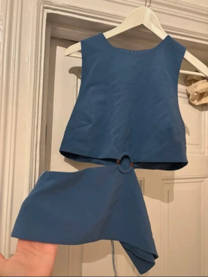Blå topp från zara - Snygg blå topp med rund halsringning! Aldrig använd. Superfin och trendig!