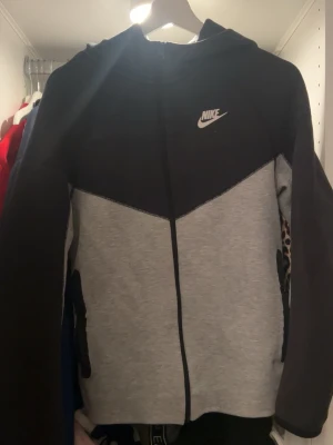 Nike tech fleece - Kontakta innan köp! Storlek 158-170. Säljer då den inte kommer till användning 💕