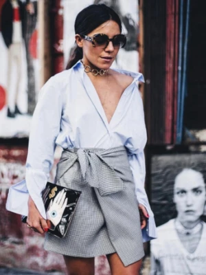 Zara Rutig kjol med knyt  - Trendig kort omlottkjol med svartvitt rutigt mönster och knyt i midjan. Kjolen har en snygg och modern passform som ger en cool look. Perfekt att styla med en oversized skjorta eller stickad tröja.