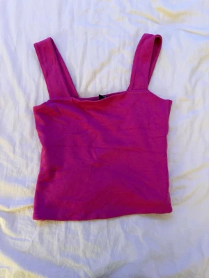 Rosa linnetopp från Lindex - Säljer en enkel och snygg rosa linnetopp från Lindex i storlek XS. Toppen har breda axelband och rak skärning, perfekt till sommaren. Materialet är mjukt och stretchigt, vilket gör den riktigt bekväm att bära.
