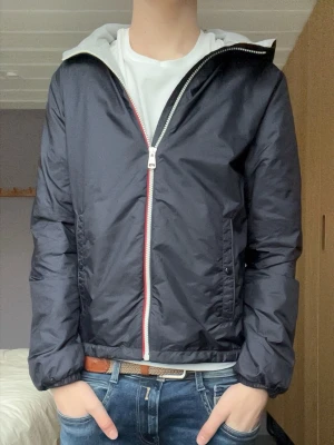 Mörkblå moncler windbreaker - Säljer en mörkblå moncler jacka till ett riktigt schyst pris. Jackan är i mycket bra skick och har används 20-30 gånger.