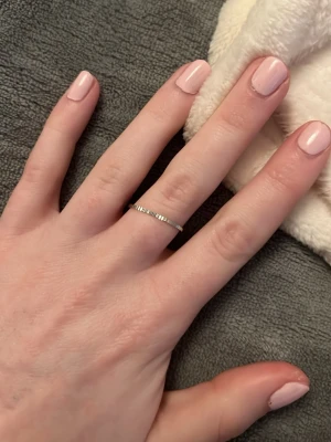 Tunn silverring med räfflad yta - Minimalistisk och tunn ring i silverfärgat metall med räfflad yta som ger en stilren och modern känsla. Perfekt för dig som gillar diskreta accessoarer och vill ha något enkelt men ändå snyggt på fingret. Vid köp av fler ringar kan jag slå ihop annonserna så frakten blir billigare.