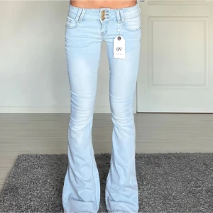 Jeans - Midjemått: 36cm rakt över, innerbenslängd: 83cm 💗