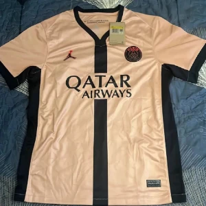 FRI FRAKT!! - Fri frakt på dessa 2 tröjor just nu så passa på att fynda!!! Ni kan hitta dom i våran profil :)