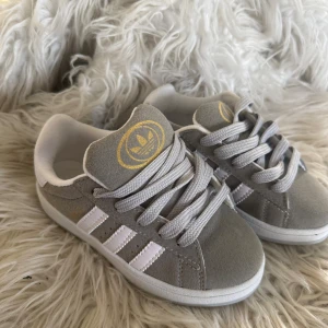 Grå Adidas sneakers och röda nike  - 250kr styck, 400 för båda!!! Storlek 28/30:) pris kan diskuteras