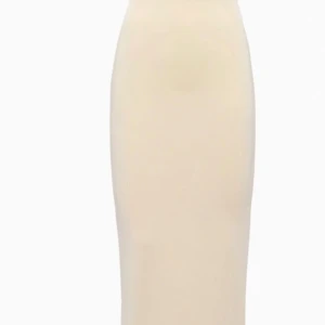 Klänning Khy Kylie Jenner Sueded Stretch Twist Maxi Dress - Elegant, crèmefärgad klänning med en unik axeldetalj. Klänningen har en figurnära passform och i en fantastisk soft kvalité!  Nypris  2300:-