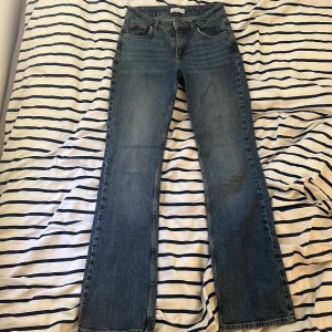 Blå bootcut jeans från Perfect Jeans - Snygga blå jeans från Perfect Jeans i klassisk bootcut-modell. Jeansen har fem fickor, dragkedja och knapp framtill samt bälteshällor. Materialet är slitstarkt denim och passformen är normal med något utsvängda ben. Säljer då de är för korta på mig som är 182 cm.