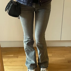 Grå bootcut jeans från Weekday  - Super snygga bootcut jeans, de är bra kvalité och fin passform - Priset kan diskuteras -  de har ett litet slitage vid vänstra fålen som knappt syns 