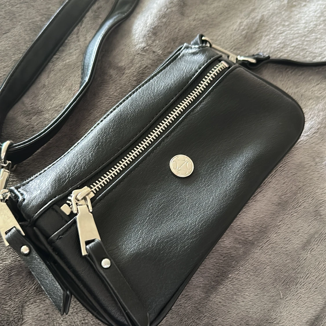 Svart axelväska i skinn - märket ”Ulrika” - 1