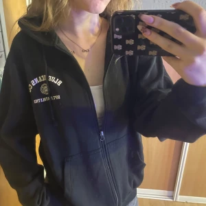 Zip up tröja  - Super skön zip up tröja! Köpt secondhand men är originellt från superpros! Storlek S! Den är använd men i mycket gott skick! 