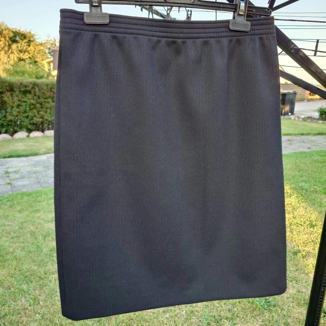 Svart ribbad långkjol