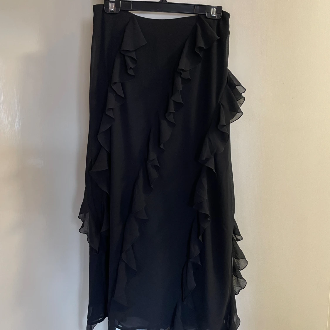 Lång svart volangkjol med slits *OANVÄND*