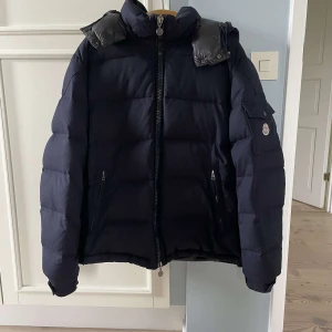 Moncler Montgenevre - Mörkblå moncler montgenevre i högsta kvalitet och bra skick, inga synliga defekter och otroligt varm och skön, priset på liknande ligger på 28.000 svenska kronor i NK stockholm, jag köpte den inte för så mycket men den har stigit i pris sen dess, kvitto finns inte, vill du ha flera bilder eller liknande är det bara att kontakta mig. Pris är inte fast då det inte helt är årstid för vinterjacka ännu. Storlek 4 motsvarar M/L