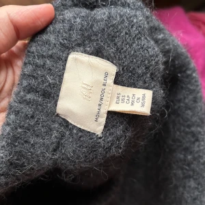 Mörkgrå stickad tröja i mohair - Mörkgrå stickad tröja i mohair. Första och tredje bilden visar färgen, andra visar passformen. 