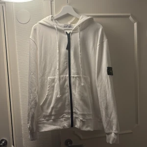 Vit hoodie från Stone Island - Riktigt snygg kofta från Stone Island i nytt skick aldrig använt, bara lite skrynklig men går lätt att stryka bort, hör av er kan gå ner i pris vid snabb affär