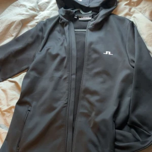 J.Lindeberg zip - Super fin zip från j.lindeberg i absolut nyskick, använd 3 gånger. Säljer då den inte kommer till så mycket användning. Nypriset jag köpte den för ligger på 1600. Hör av er!