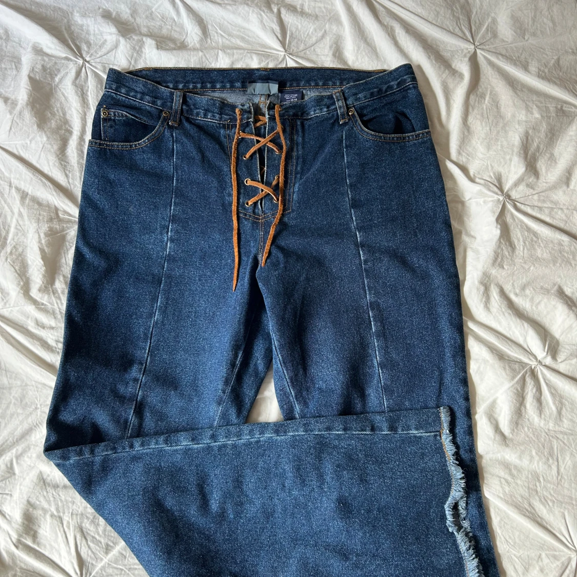 Blå jeans med snörning från Zoey Beth