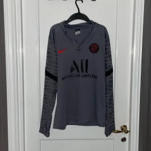 Grå PSG långärmad fotbollströja Nike - Hej säljer nu min gråa psg tröja i storlek s knappt använd och inga defekter perfekt till alla tillfällen pris kan diskuteras 