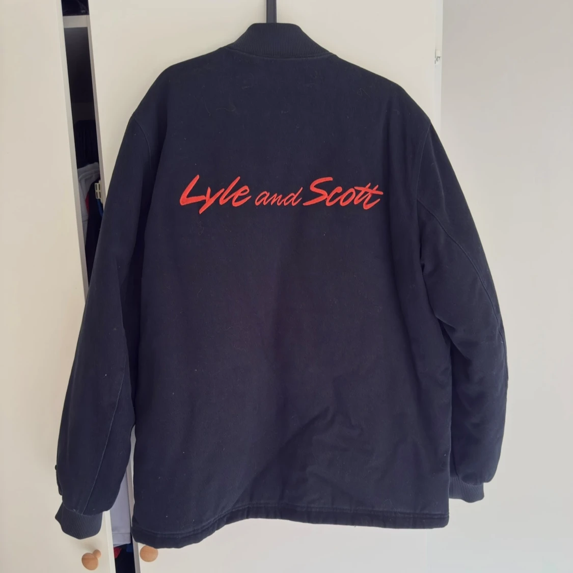 Blå collage jacka från Lyle & Scott - 2