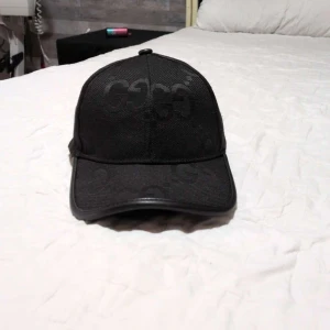 Svart keps från Gucci med logga - Svart keps från Gucci med ton-i-ton GG-logga på framsidan. 