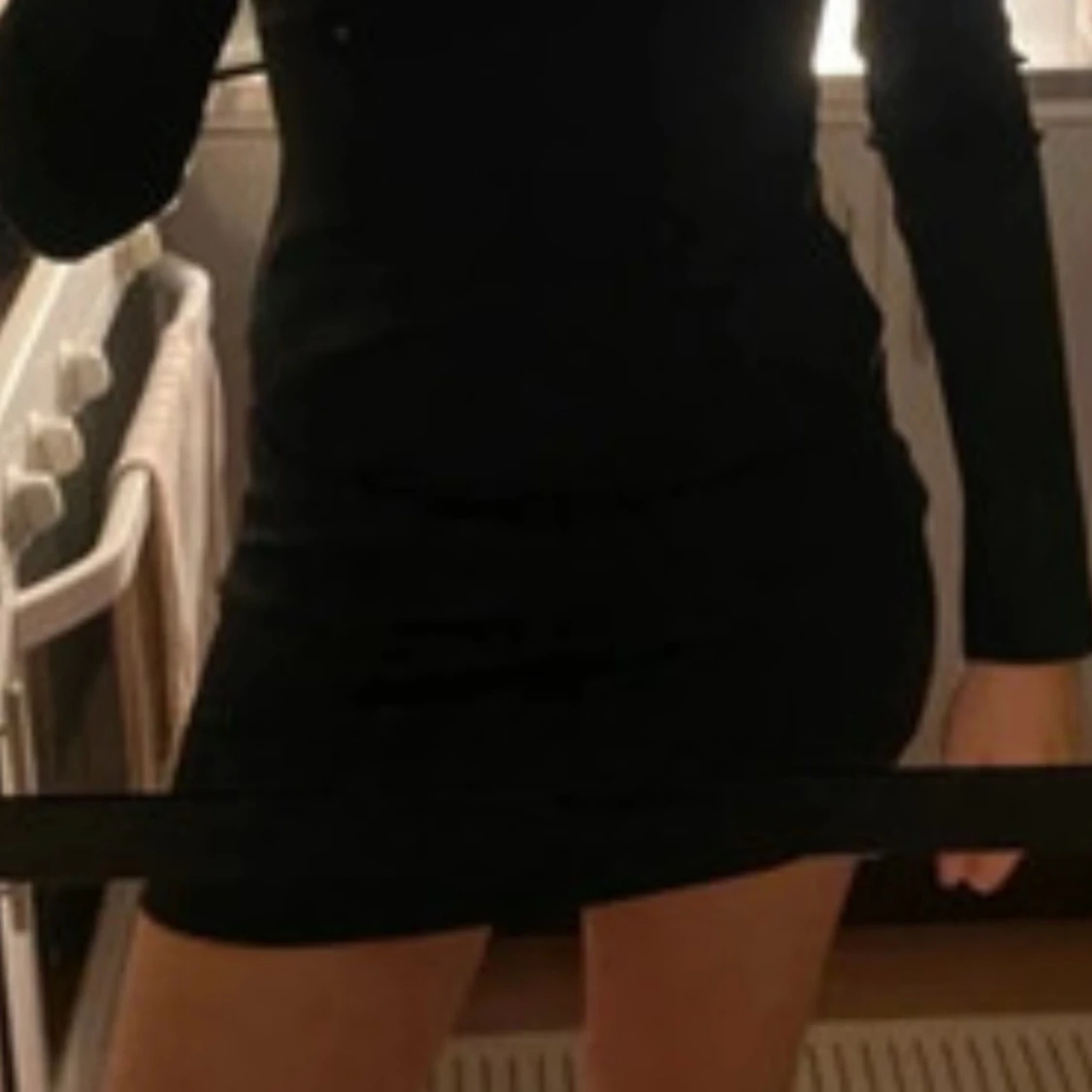 Svart kort klänning med öppen rygg - 3