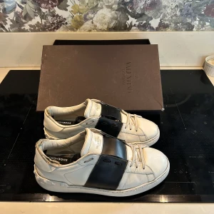 Valentino Open skor - Säljer dessa oerhört snygga och trendiga Valentinos i storlek 43,5, mycket fint skick, lite små defekter men inget som syns vid användning, box o dustbag medföljer, priset kan diskuteras vid snabb affär 