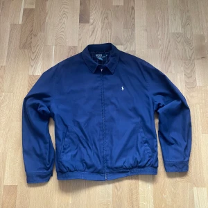 Ralph Lauren Harrington Jacka - Säljer nu denna Ralph Lauren höst jacka då den inte kommer till användning. Finns en liten skada som visas på sista bilden.