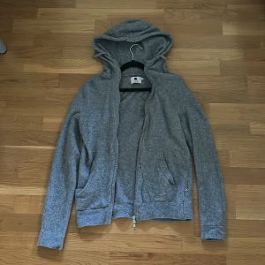 NN07 marino wool hoodie - Grå NO07 marino wool hoodie i storlek S. Tröjan har slim fit. Den sitter riktigt bra och är warm och skön. Perfekt för vintern nu. Tröjan har två små hål som man kan se på bilden som knappt märks. Pris kan diskuteras skriv vid frågor