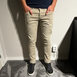 Dondup George - Hej, säljer nu dessa dondup jeansen i storlek 32 modellen är George och skicket är 9/10! Vid frågor så är det bara att höra av sig!