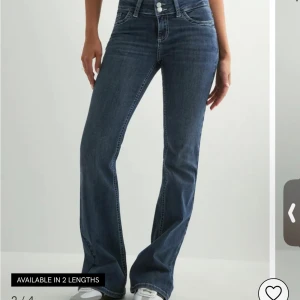 Bootcut jeans mörkblå från Nelly - Mörkblå bootcut jeans från Nelly med låg midja och klassisk femficksdesign. säljer på grund av att de är för korta då jag sprättade upp dom. lappen sitter fortfarande kvar och inte använda en ända gång. 