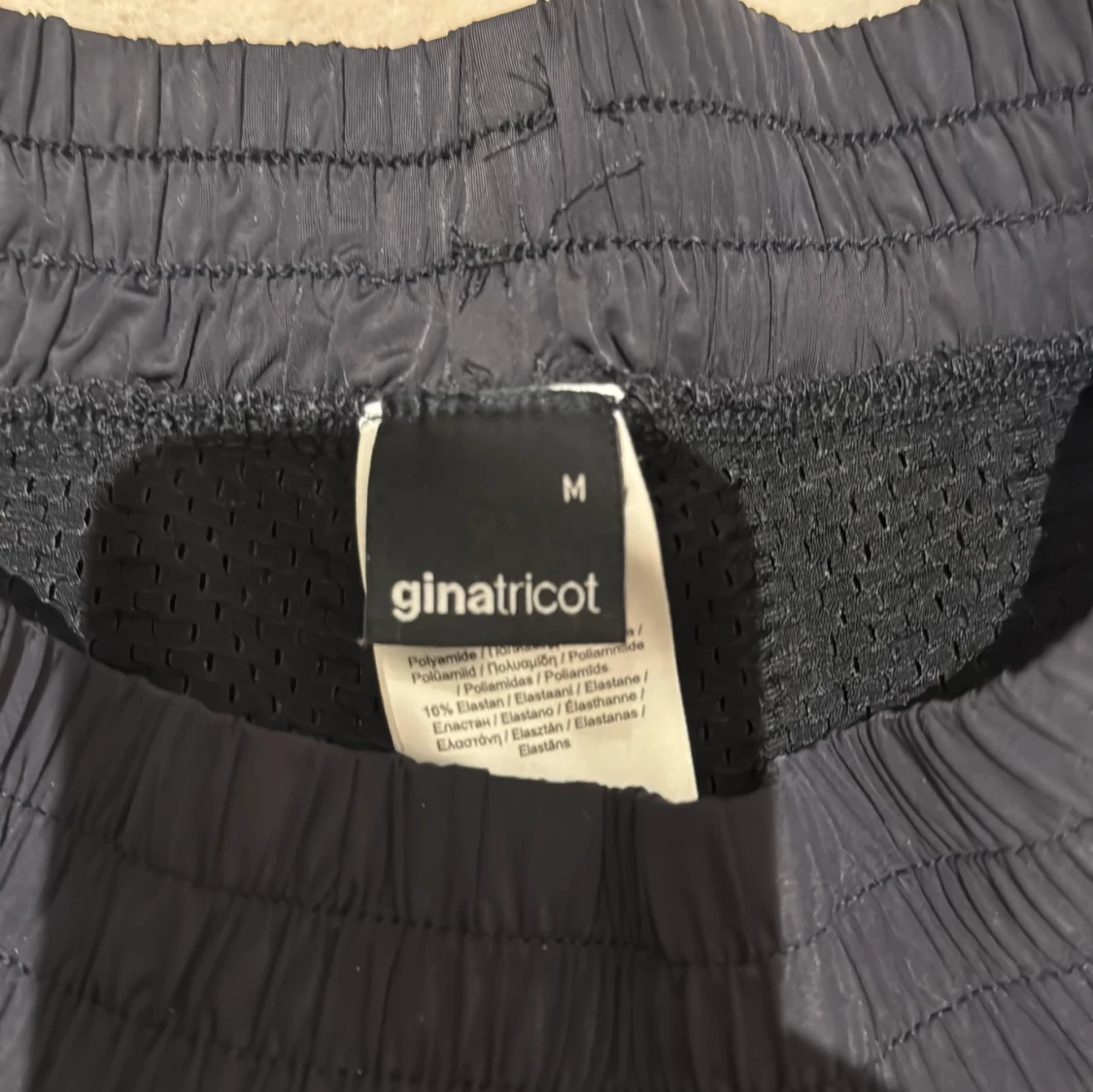 Svarta träningsshorts från Gina Tricot - 3