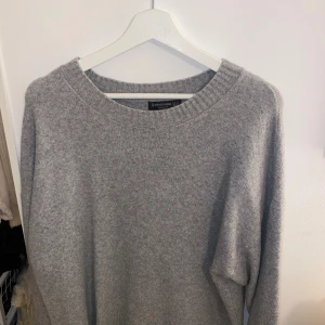 Grå stickad tröja  - Mysig grå stickad tröja från Stradivarius i storlek S. Tröjan har en rund halsringning, långa ärmar. Super mysig 