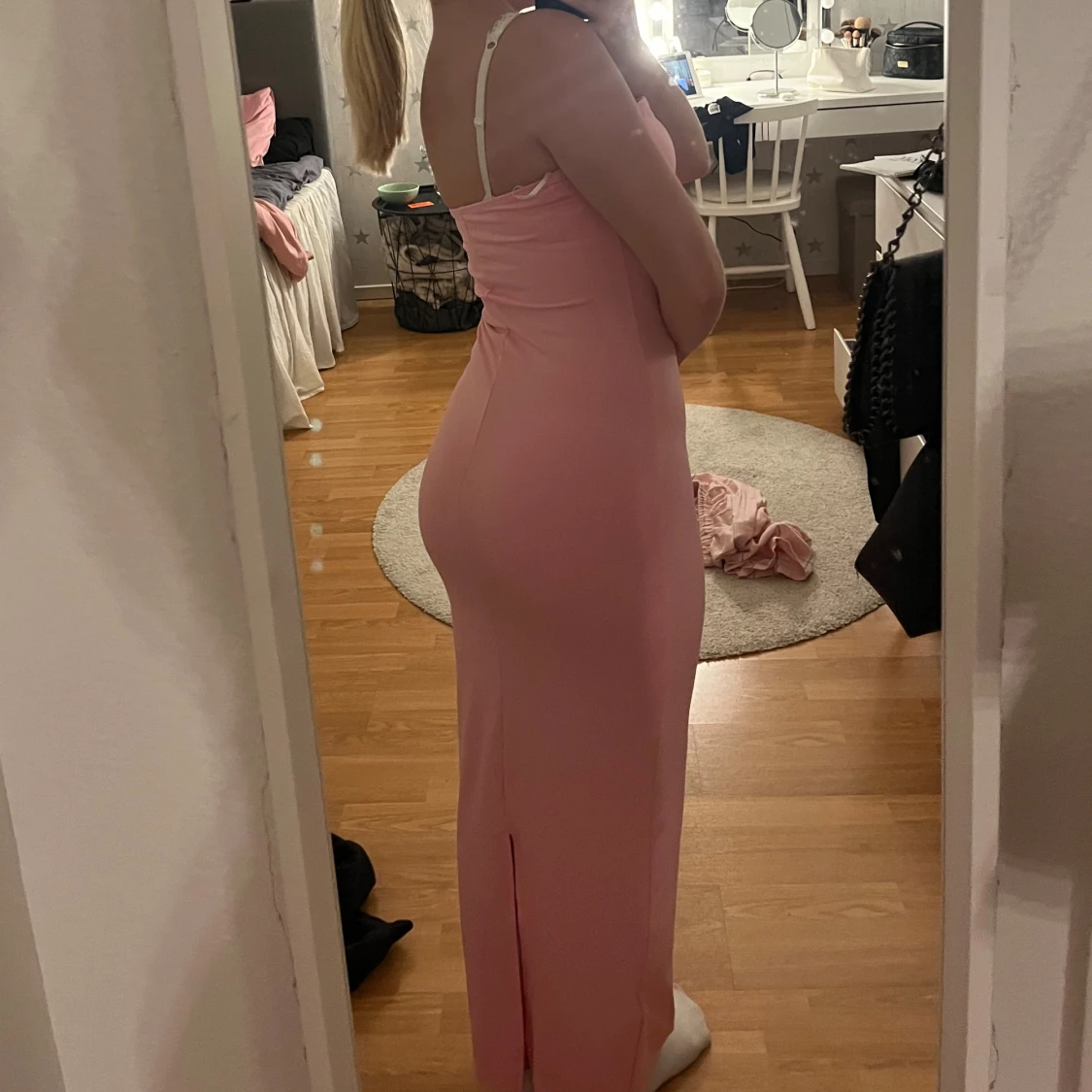 Lång rosa klänning med smala axelband - 1