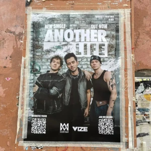 Poster - Säljer en another life poster då jag inte har den uppe!! (Jag tog den efter tävlingen var avslutad!)❤️