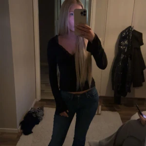 Levi's 715 Bootcut jeans blå - Snygga blå Levi's 715 Bootcut jeans med klassisk femficksdesign och bootcut-ben. Jeansen har normal midja och är tillverkade i slitstarkt denim. Perfekta för dig som gillar en tidlös och avslappnad look.