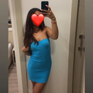 Bandeou klänning - Bandeou mini klänning i stretch. Endast använd en gång.