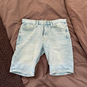 Ljusblå jeansshorts slim fit HM storlek S - Från HM, sparsamt använda