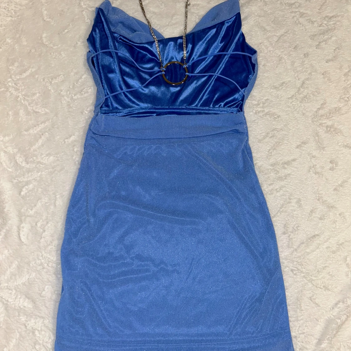 Blå glittrig kortklänning med öppen rygg - 3