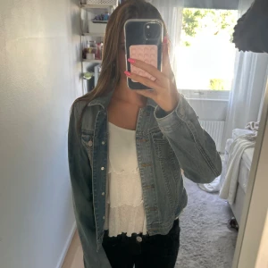 Ljusblå jeansjacka från gina  - Säljer en klassisk ljusblå jeansjacka från g perfect jeans i storlek S. Jackan har silverfärgade knappar framtill, två bröstfickor med lock och en rak, croppad passform💗