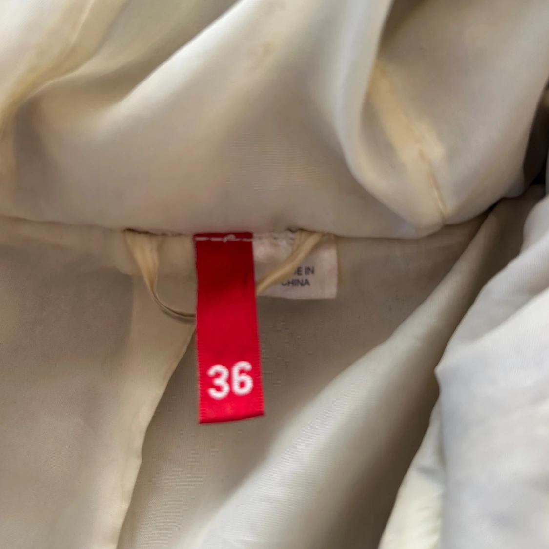 Beige pälsjacka med huva från H&M Divided - 2