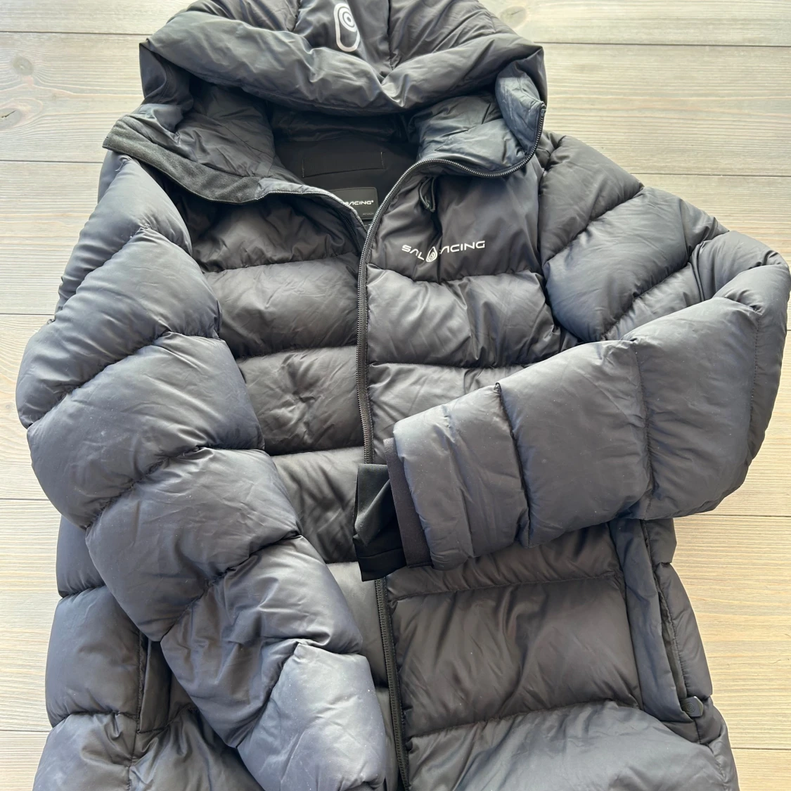 Svart pufferjacka från Sail Racing