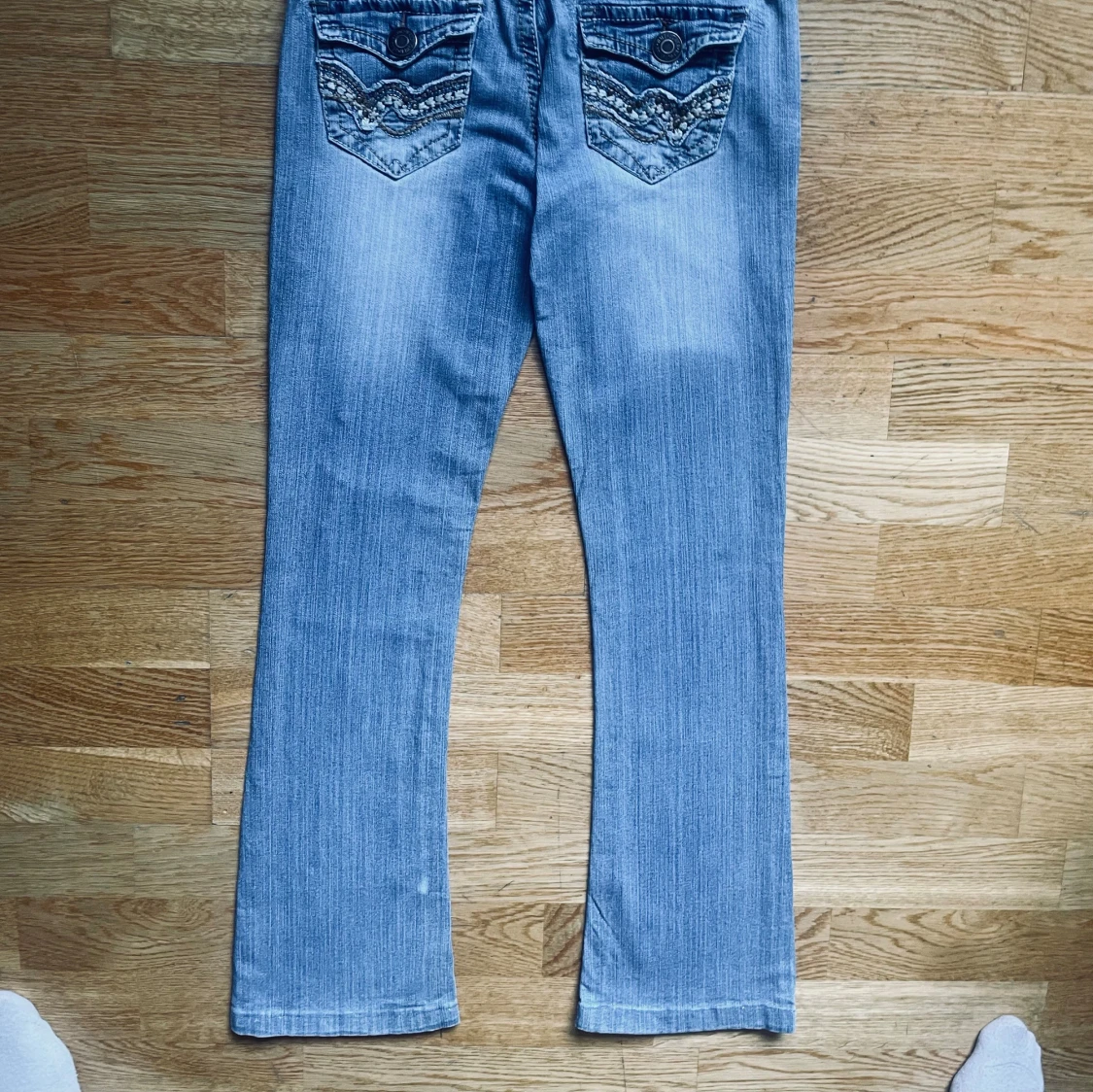 Ljusblåa lowrised bootcut jeans y2k med broderi på fickorna  - 2